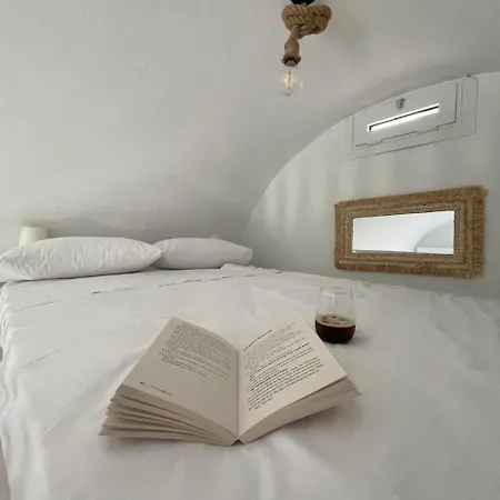 아파트 Mayema Cycladic House W Village And Black View Santorini